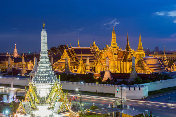 Краса Смарагдового Будди храм в сутінки. І при цьому Золотий Храм ловити світло. Це важливий буддійський храм Таїланду і популярна туристична пам'ятка. - Фото, зображення