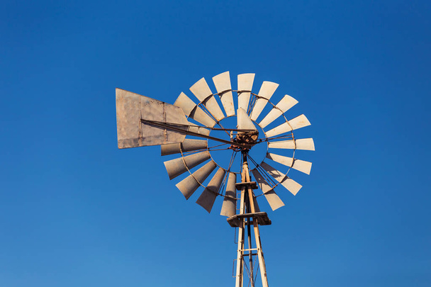 Крупним планом вітряк і блакитне небо
 - Фото, зображення