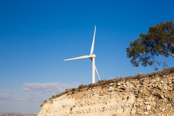 Turbina wiatrowa wytwarzająca energię elektryczną z błękitnym niebem - koncepcja oszczędzania energii - Zdjęcie, obraz
