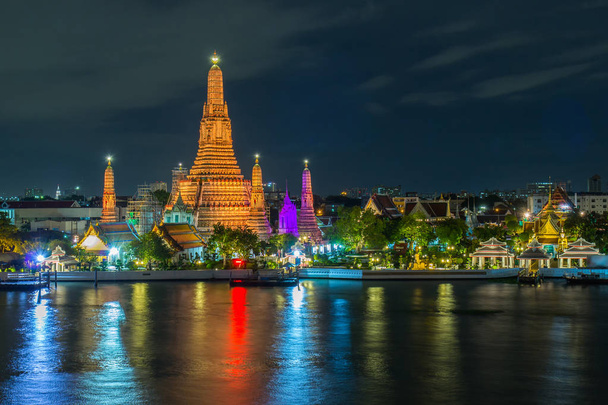 Буддистские религиозные места Ват Арун в светлое время суток, Бангкок, Таиланд
 - Фото, изображение