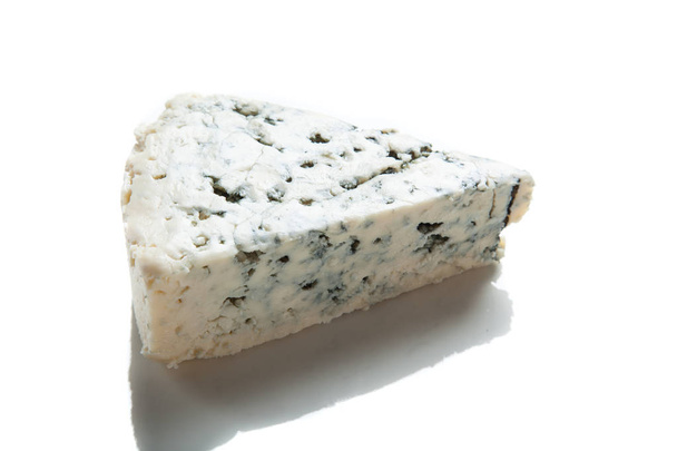 een stuk van blauwe kaas - Foto, afbeelding