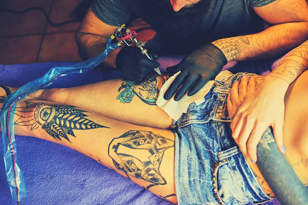 Tatuażysta sprawia, że tatuaż - Zdjęcie, obraz