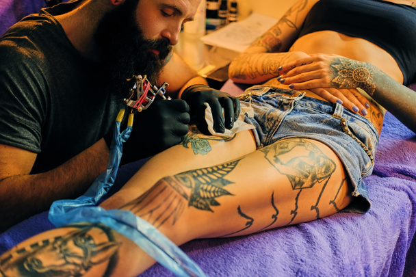 Бородатий художник татуювання
 - Фото, зображення