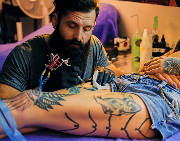 Бородатий художник татуювання
 - Фото, зображення