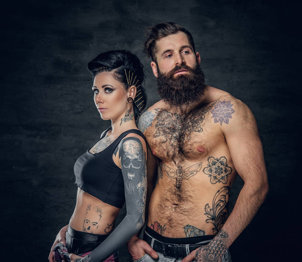 Tatuoitu parrakas mies ja brunette nainen
 - Valokuva, kuva