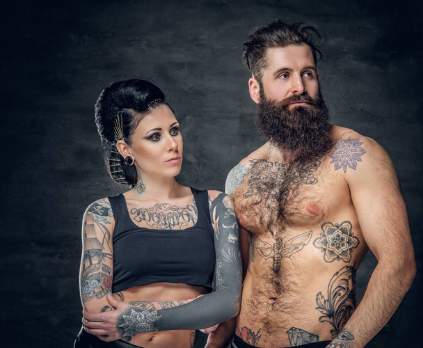 Retrato de estúdio de casal tatuado
 - Foto, Imagem