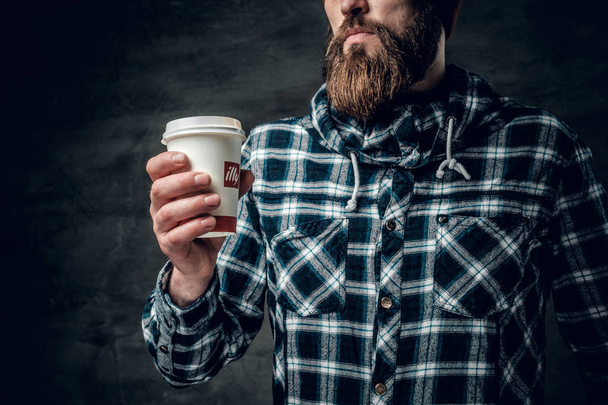 Kağıt bardak kahve adam tutar - Fotoğraf, Görsel
