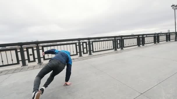 Teenager führt flexiblen Breakdance an der Promenade auf, Zeitlupe - Filmmaterial, Video