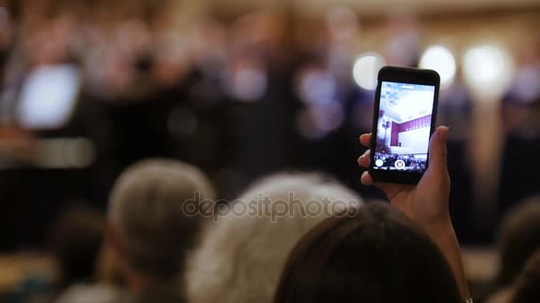 Hlediště na koncertě - lidé natáčení výkon na smartphone, hudba opery - Záběry, video