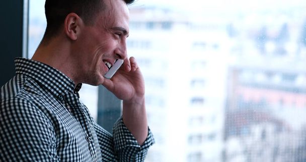 Business Man Talking On Cell Phone - Foto, Imagen