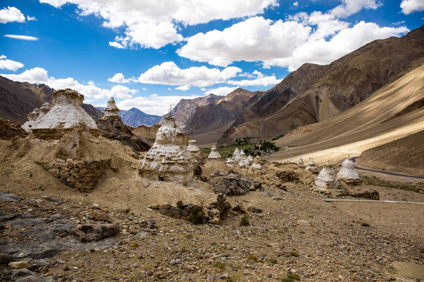 Un sacco di stupa sulla montagna in Valle Zanskar
 - Foto, immagini