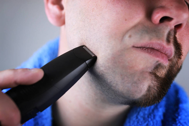 бородатый человек бреется
 - Фото, изображение