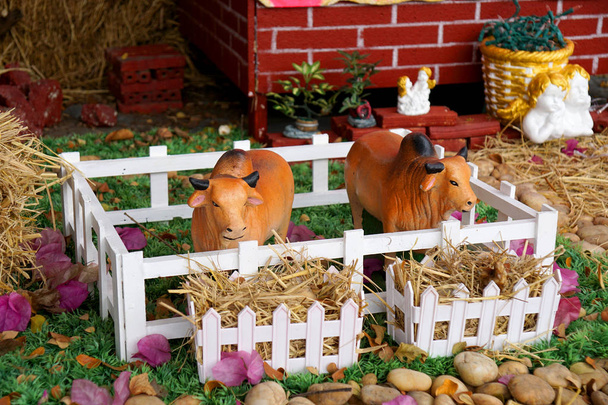 Ceramiczne zabawka krów w gospodarstwie z tłem amorek Serafin - Zdjęcie, obraz
