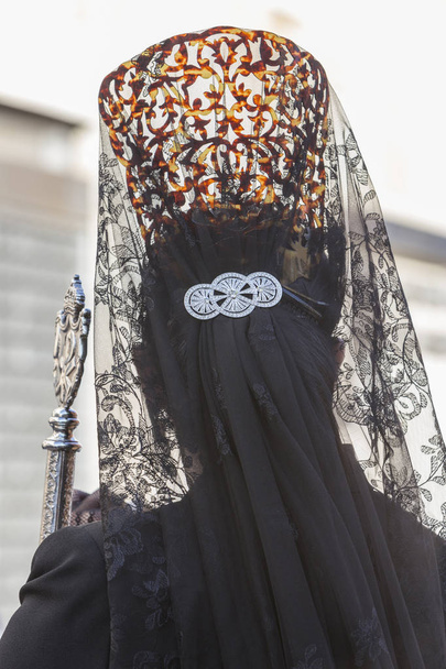 Nő öltözött mantilla alatt felvonulás a szent hét, Spanyolország - Fotó, kép