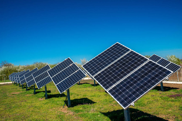 Солнечная панель, фотоэлектрическая, альтернативный источник электроэнергии - избирательная фокусировка, копировальное пространство - Фото, изображение