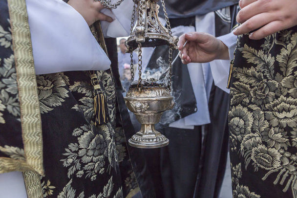 İspanya 'nın kutsal haftasında tütsü yakmak için bir kutu gümüş veya alpaka. - Fotoğraf, Görsel