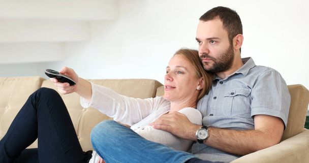senoior couple watching tv in modern villa - Foto, afbeelding
