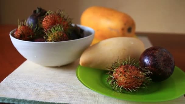 Екзотичні тропічні фрукти на столі. Тайська фрукти - Кадри, відео