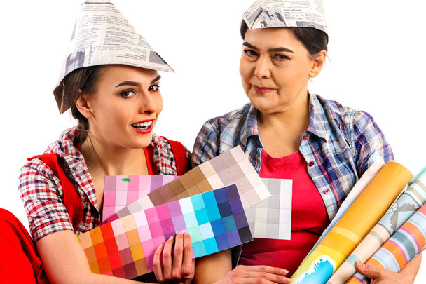 Reparatie home vrouwen houden voor Kleurengids voor behang. - Foto, afbeelding
