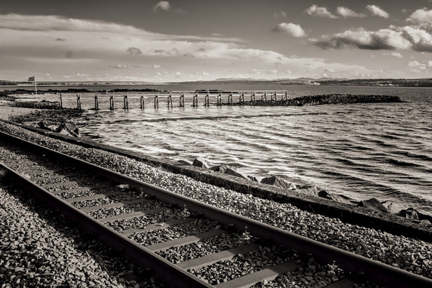 Mustan ja valkoisen rautatien raiteet
 - Valokuva, kuva