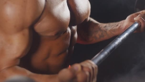 Atleta bodybuilder muscolare in palestra
 - Filmati, video