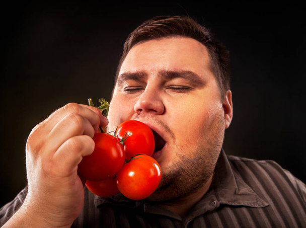 Dieta homem gordo comer comida saudável. Café da manhã saudável com legumes
. - Foto, Imagem