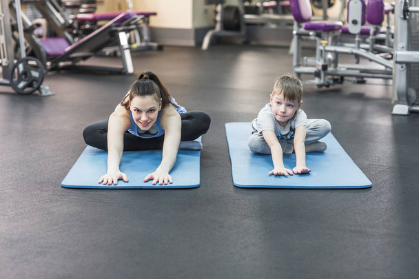 Mother with son doing stretching in the gym - Fotografie, Obrázek