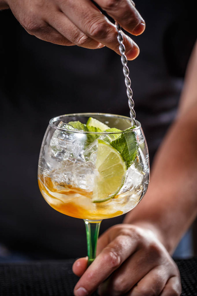 Bartender is stirring cocktail - Фото, зображення