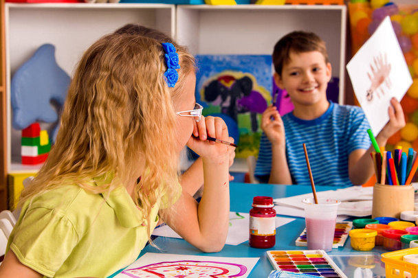 Μικρών μαθητών κορίτσι και αγόρι ζωγραφική τέχνη σχολική τάξη. - Φωτογραφία, εικόνα