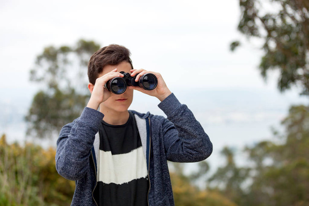 Adolescente chico con prismáticos
  - Foto, Imagen