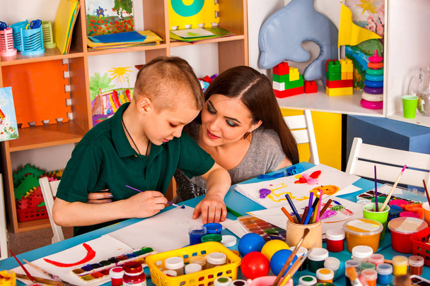 Estudantes pequenos menina e menino pintura na aula de arte escola
. - Foto, Imagem