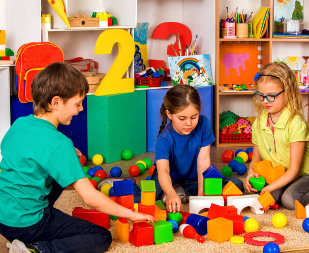 Kinderen spelen in kids kubussen binnen. Les in de lagere school. - Foto, afbeelding