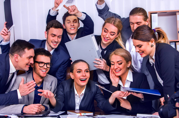 Üzleti emberek irodai élet csapat emberek boldogok a hüvelykujjával felfelé . - Fotó, kép