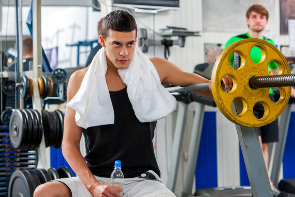 Fitness kamarádu v tělocvičně cvičení závaží s vybavením. - Fotografie, Obrázek