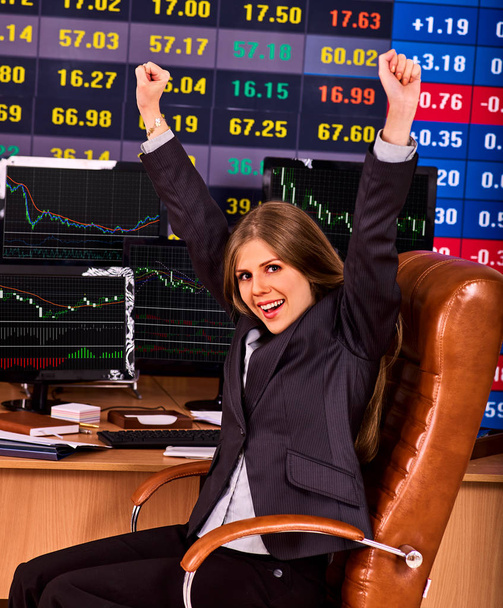 Forex trading жінка в бізнес-офіс з діаграми та ПК монітора. - Фото, зображення