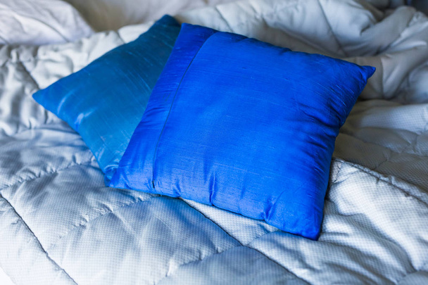 Сині подушки на ліжку
 - Фото, зображення