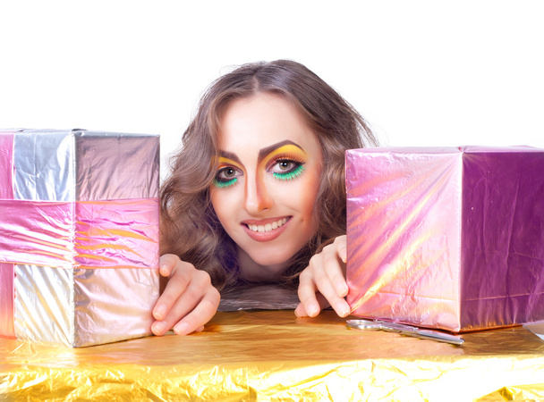 Beautiful womanl with bright make-up and gift box - Foto, immagini