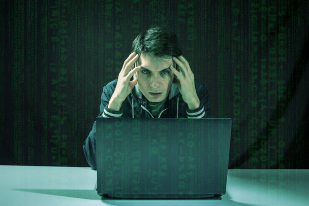 hacker al buio rompe l'accesso per rubare informazioni
 - Foto, immagini