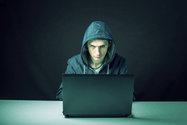 hacker in the dark breaks the access to steal information - Foto, afbeelding