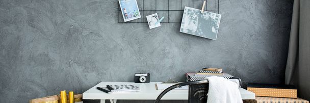 Desk and grey wall - Φωτογραφία, εικόνα