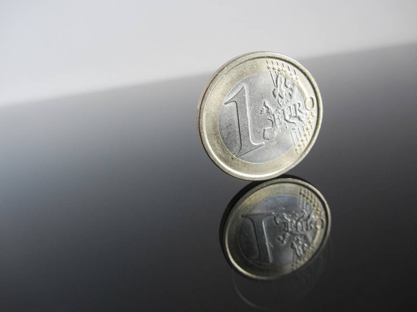 Ein-Euro-Münzen auf grauem Hintergrund - Foto, Bild