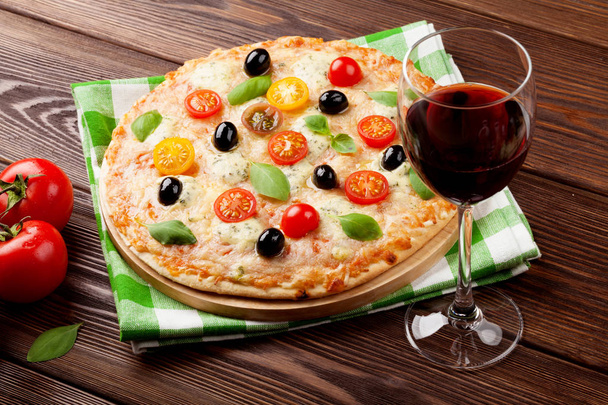 pizza italienne et vin rouge
  - Photo, image