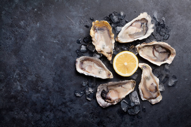 Oysters and lemon over ice - Fotografie, Obrázek