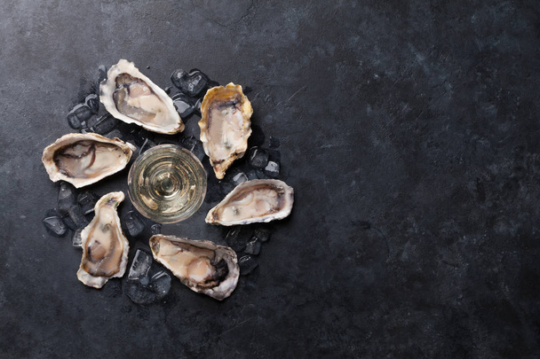 oysters, lemon and white wine glass - Foto, afbeelding