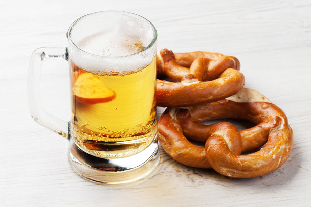 Cerveza y pretzels
 - Foto, Imagen