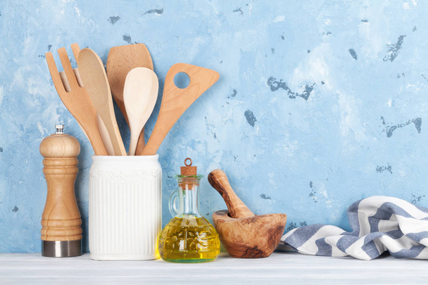 Naczynia kuchenne, oliwy z oliwek i ręcznik - Zdjęcie, obraz