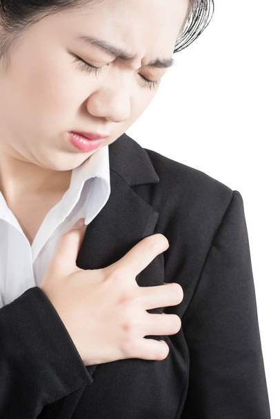 Pijn op de borst of astma bij een vrouw die geïsoleerd op een witte achtergrond. Uitknippad op witte achtergrond. - Foto, afbeelding