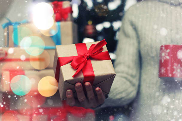 подарункова подарункова подарункова рука на Новий рік
 - Фото, зображення