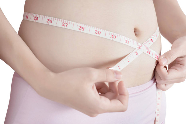 Женщина измеряет ожирение изолированы на белом фоне. Клипинг путь на белом фоне
. - Фото, изображение