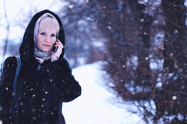 Lány téli Street beszélni telefonon - Fotó, kép